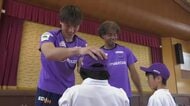サンフレがオリジナルキャップを小学1年生にプレゼント