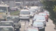 国内の新車販売4割超減 減少は8カ月連続