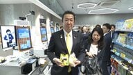 黄川田消費者担当大臣がコンビニ視察　アバターが接客対応のセルフレジで自ら店員役として体験　AI活用で食品ロス削減へ期待