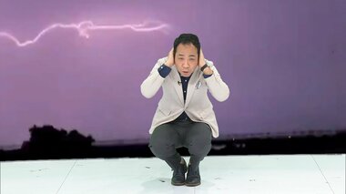 ゲリラ豪雨で落雷被害も…危険な雷から身を守る最終手段「雷しゃがみ」 実演でポイントを解説