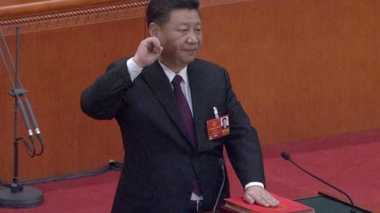 習主席がアメリカを意識して宣誓 中国全人代で”グーポーズ“の何故