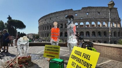 「労働者は溶けていく」　氷の“労働者”で環境問題への抗議活動　化石燃料産業への課税求める　イタリア・ローマ