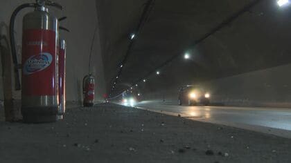 トンネルで車同士が正面衝突　3人死傷　大阪府の46歳男性会社員が死亡　18歳の女子高校生と24歳男性会社員が重傷　長野県下諏訪町の国道142号線の湖北トンネル