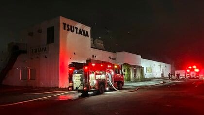 窓から噴き出す黒煙…閉店後の大型書店で火災_約3時間に渡って壁や床など焼く_営業時間外でけが人はなし_火災報知機で消防に自動通報_消防が出火原因調べる〈札幌市清田区〉