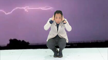 ゲリラ豪雨で落雷被害も…危険な雷から身を守る最終手段「雷しゃがみ」 実演でポイントを解説