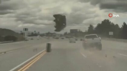 【何が？】宙を舞う黒い車…高速道路でまさかの事故　運転していた20代女性は奇跡的に軽いケガ