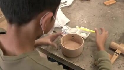 児童が曲げわっぱの食器作りに挑戦　地元の伝統工芸品を学校給食で活用　秋田・大館市