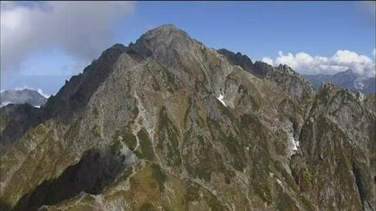 北アルプス劔岳・源次郎尾根で東京の女性が滑落、背骨骨折の重傷でヘリで搬送　山頂へ登山中に足滑らせる