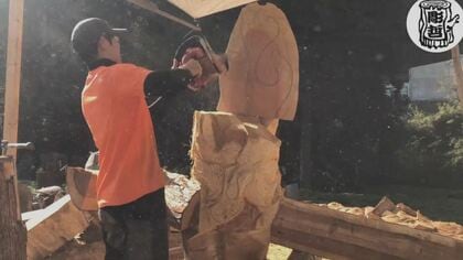 チェーンソー1本で木に命を…丸太削り出しアート作品に 日本一のプロ