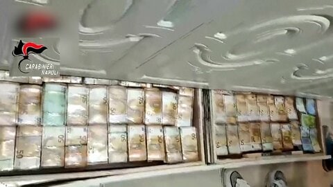 壁の中から“6億円”の札束　マフィア掃討作戦で隠し資金発見　高級腕時計も押収　イタリア