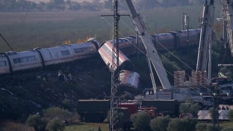 スペイン列車事故　乗客名簿の日本人2人と依然連絡とれず 　“前”の列車が「動けない」と連絡も後続列車は時速160～200キロで追突か