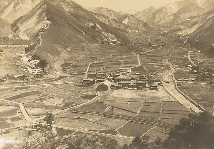 昭和20年代とみられる坂井村(筑北小学校提供)