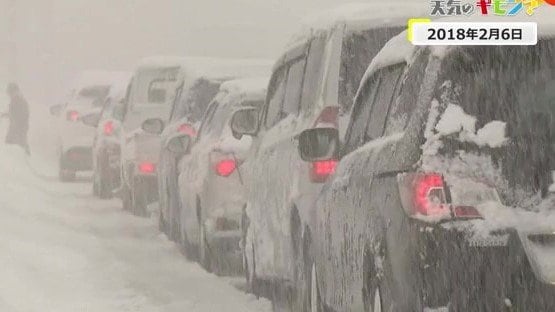 立往生したトラックを先頭に長い車列が