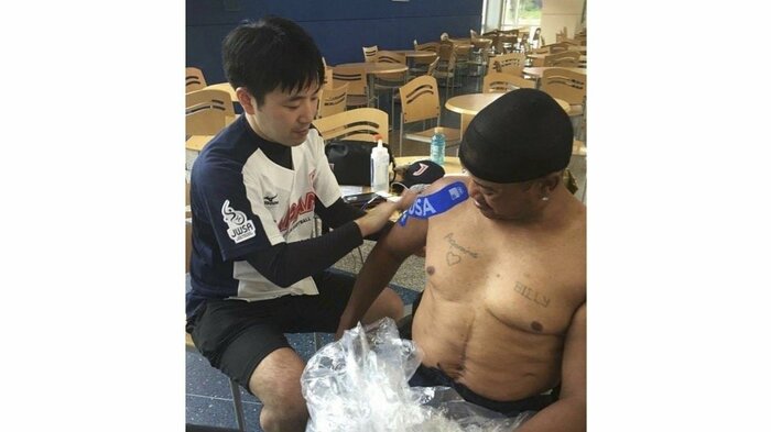 2016年車椅子ソフトボールワールドシリーズで選手のケアにあたる高林孝光院長（画像提供：高林院長）