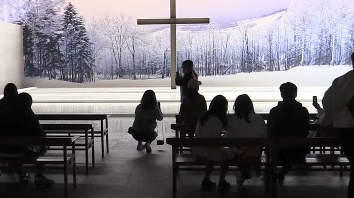 北海道の「水の教会」の内部を再現した展示