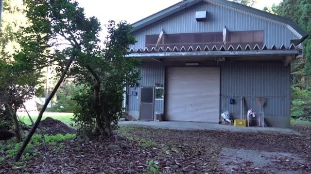 小屋の近くで襲われた