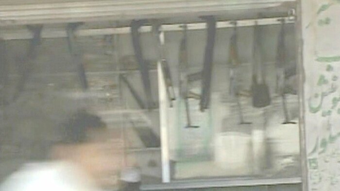 アフガニスタン国境付近では何軒もガンショップが並んでいた(車内から撮影)