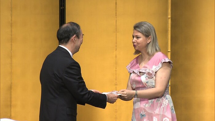 チュニジア大使夫人から清家篤日本赤十字社社長に救援金手渡し