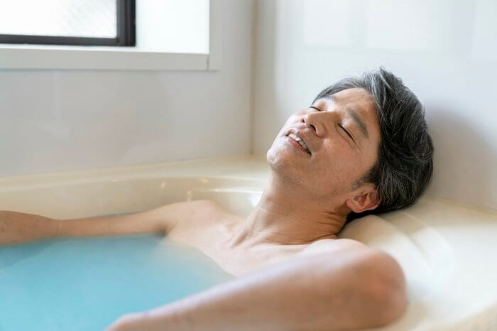 年齢が上がるにつれ「早めの入浴」をする傾向が(画像はイメージ)