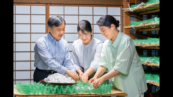 「繭掻き」の途中、皇后さまと愛子さまが”場所”を交代される場面もみられた(宮内庁提供)