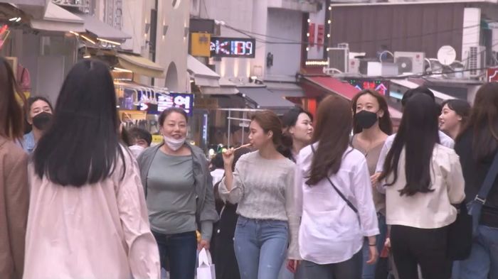 ソウルの繁華街ではマスクをしていない人の姿が目立つようになってきた