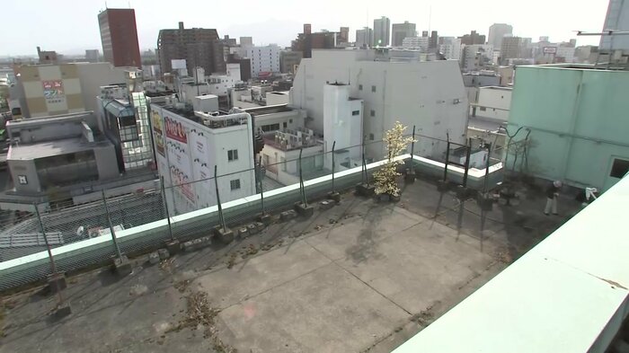繁華街を一望できる屋上