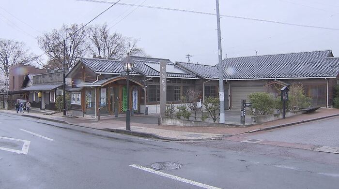 男の子を抱っこして交番へ