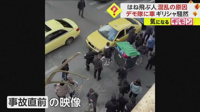 デモ隊の間を車が走り抜けた事故の直前の様子(画像:Instagram @kmonou)
