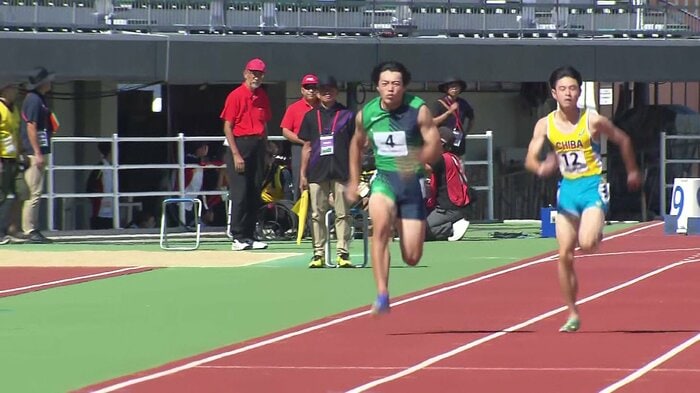 少年男子B100m決勝(左:畠山選手、右:小寺選手)