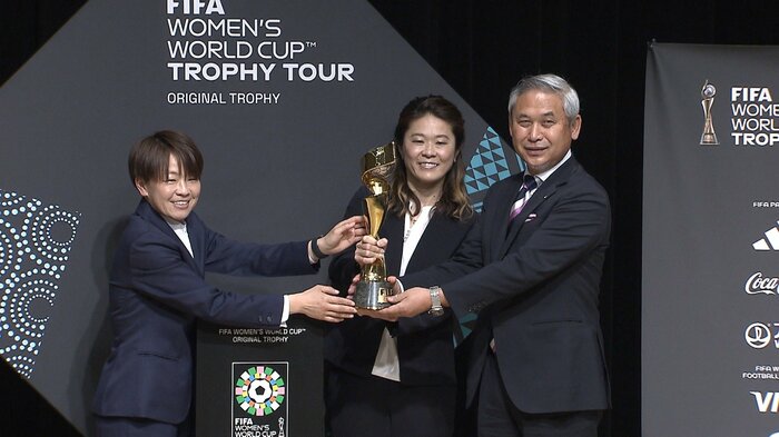 2011年大会で優勝した佐々木則夫元監督と澤さん、宮間さん