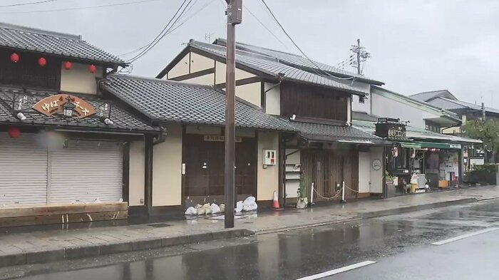 嵐山では多くの店が臨時休業に(午前10時ごろ)