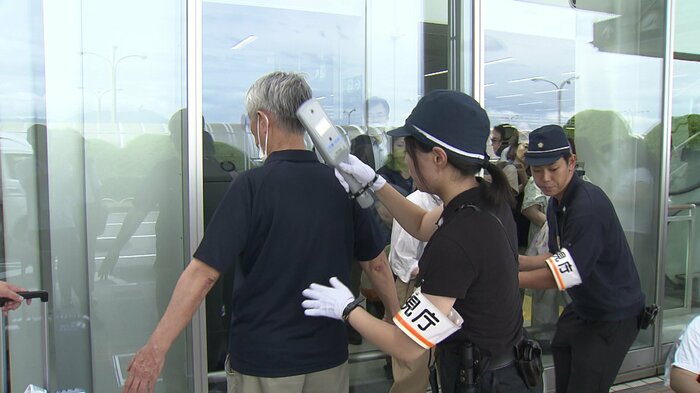 沿道で迎えるには手荷物検査や金属探知機を使った検査が行われた