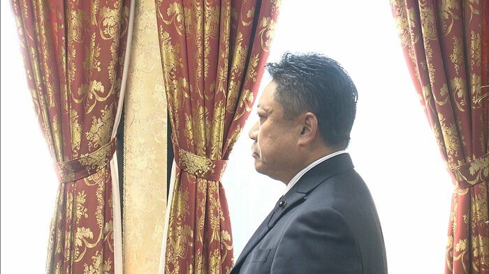 知事に決議文を手渡す際の中沢議長(2023年12月)