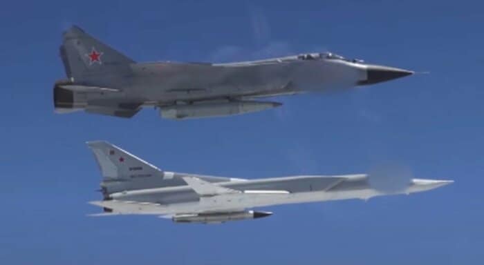 Kh-47M2キンジャール極超音速空中発射弾道ミサイルを吊り下げたMiG-31型機(上)とTu-22M3型爆撃機(下)(ロシア国防省公式Youtubeより)
