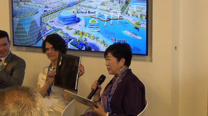 「ペロブスカイト」について説明した小池知事