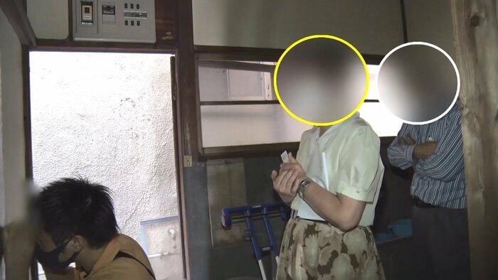 鍵穴の状態を調べる「かなり古いので、中が動いているかな…」