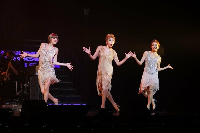 コミカルに美しく歌い踊る