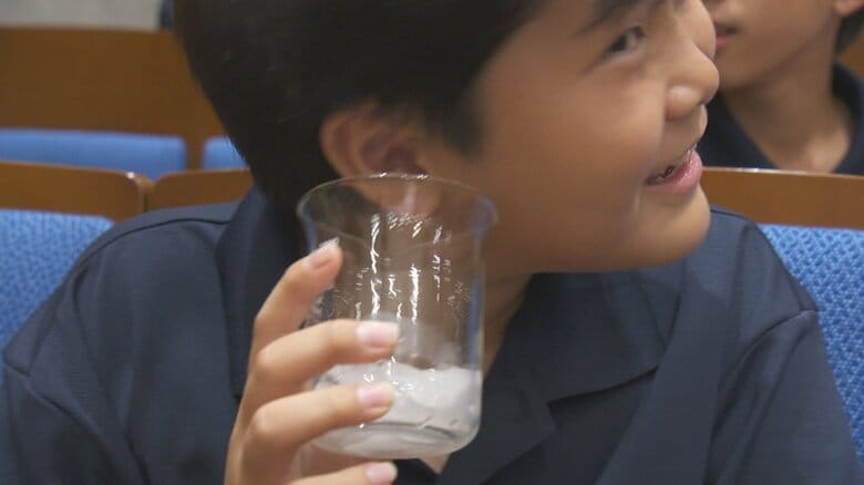 南極の氷が富山に到着！「カラカラ言ってる」砕氷艦「しらせ」が南極から持ち帰った特別な氷に射水市の中学生が目を輝かせる｜FNNプライムオンライン