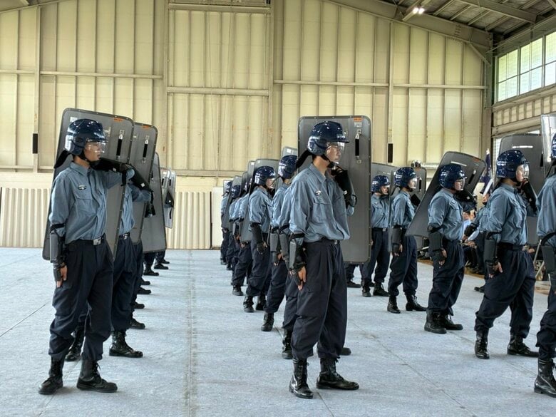 「罪を犯した人たちを変えていく力になりたい」新任刑務官が集合研修の成果を披露＿息の合った集団行動と真剣な表情を見せた警備訓練…3日後には道内7施設でそれぞれの任務に〈北海道〉｜FNNプライムオンライン