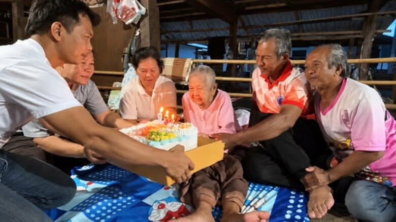 世界最高齢を13歳も上回る「130歳」のおばあちゃん 偶然、発見された身分証「1896年生まれ」の記載 タイで大注目|FNNプライムオンライン