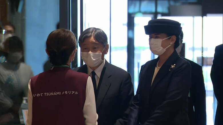 津波伝承館で解説員と懇談する様子