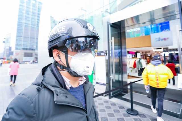 前にいる人を見れば体温が分かるヘルメット&サングラス(ウェイボより)