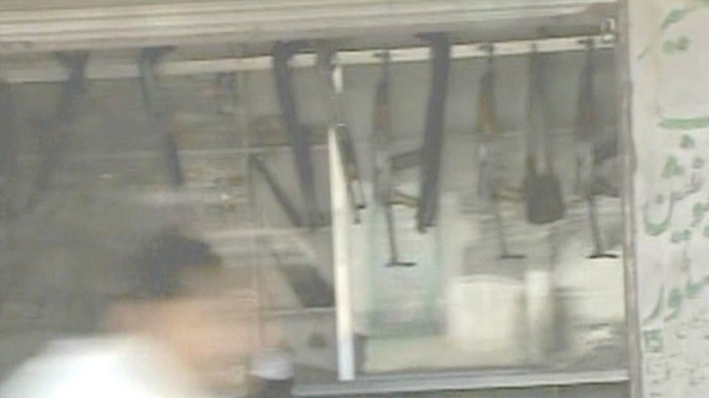 アフガニスタン国境付近では何軒もガンショップが並んでいた(車内から撮影)
