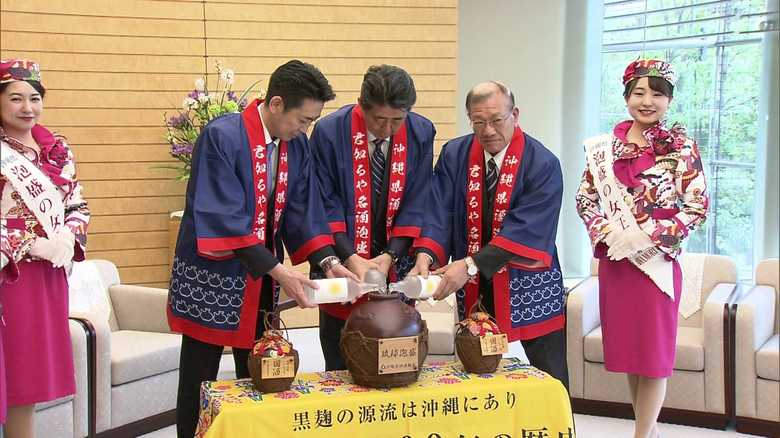 甕入れをする安倍首相ら