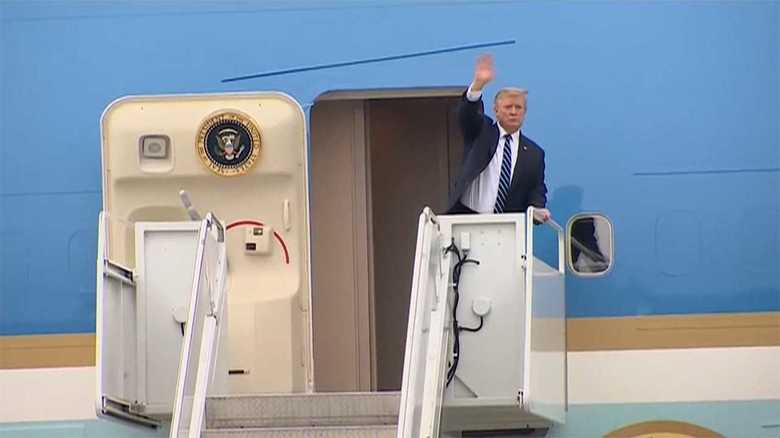 大統領専用機エアフォースワンで帰途につくトランプ大統領