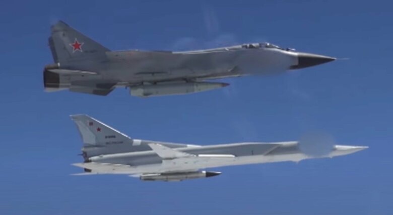 Kh-47M2キンジャール極超音速空中発射弾道ミサイルを吊り下げたMiG-31型機(上)とTu-22M3型爆撃機(下)(ロシア国防省公式Youtubeより)