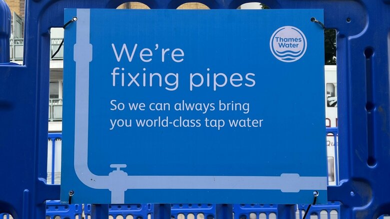 筆者がいつも通勤で使う道路が、水道管修繕のために閉鎖されていた。