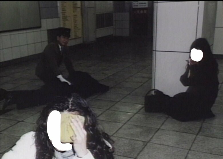 サリンを吸った乗客を介抱する営団地下鉄職員の姿も