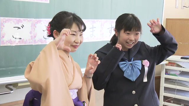 先生と記念撮影をする葵彩さん