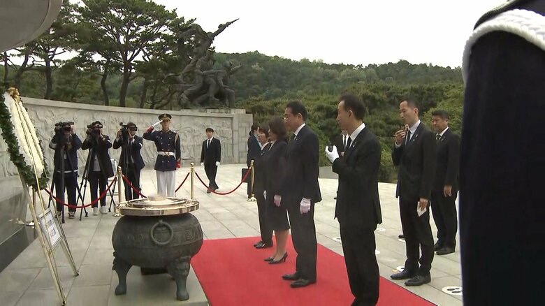 7日午後、ソウルの国立墓地を訪れた岸田首相